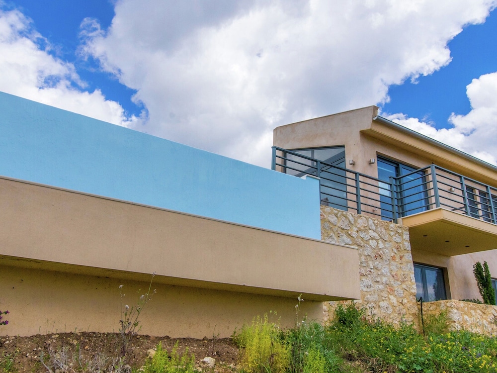 Villa photo 1