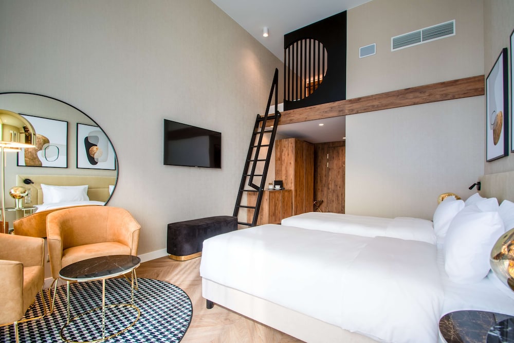 Family Room, Balcony