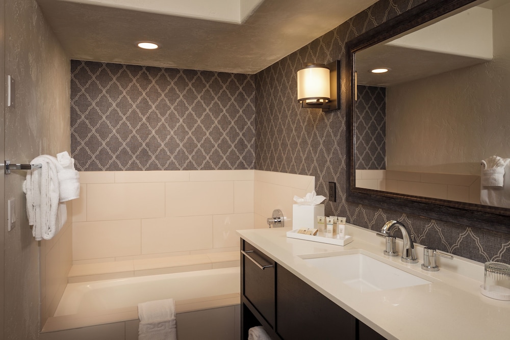 Junior Suite, 1 King Bed with Sofa bed (Luxury) - Photo 2