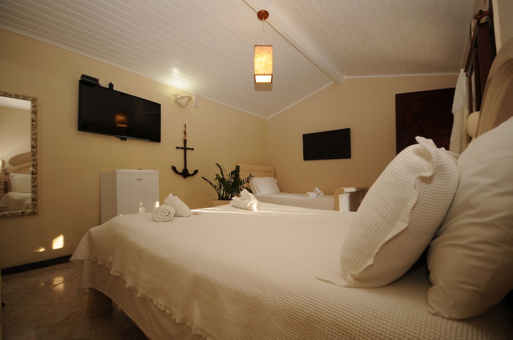Standard Quadruple Room - Photo 8