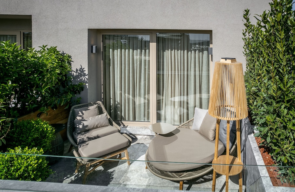 Executive Suite, Terrace thumbnail 5