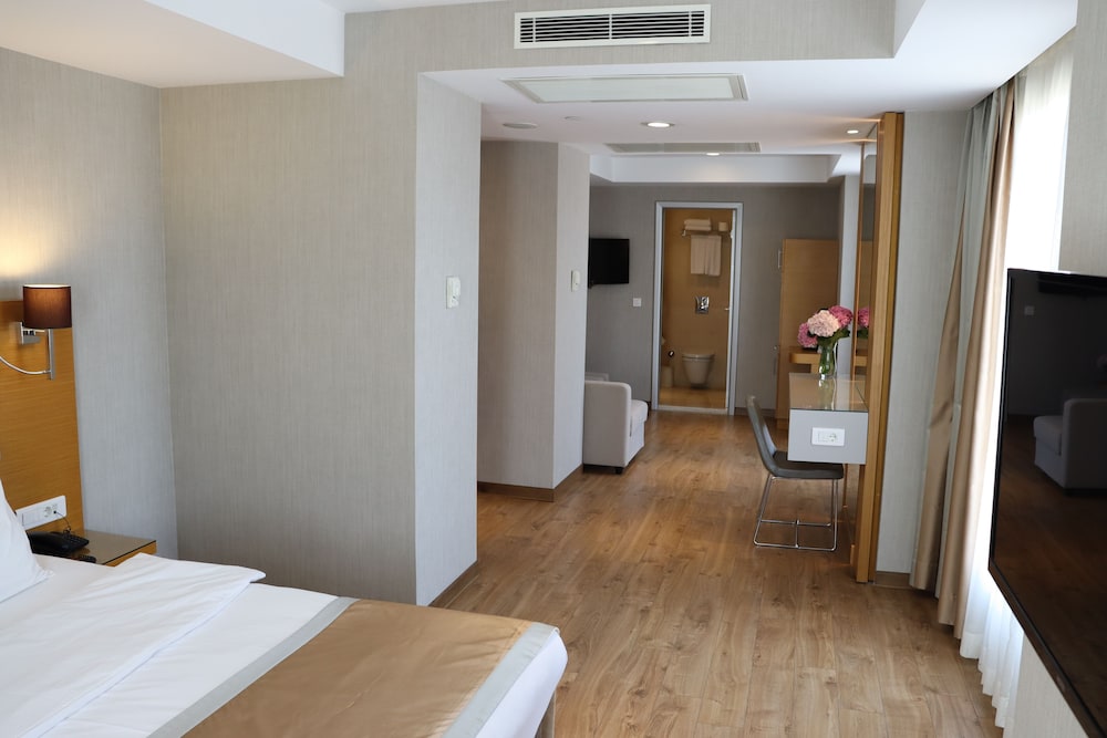 Junior Suite, 1 Bedroom, Partial Sea View photo 2