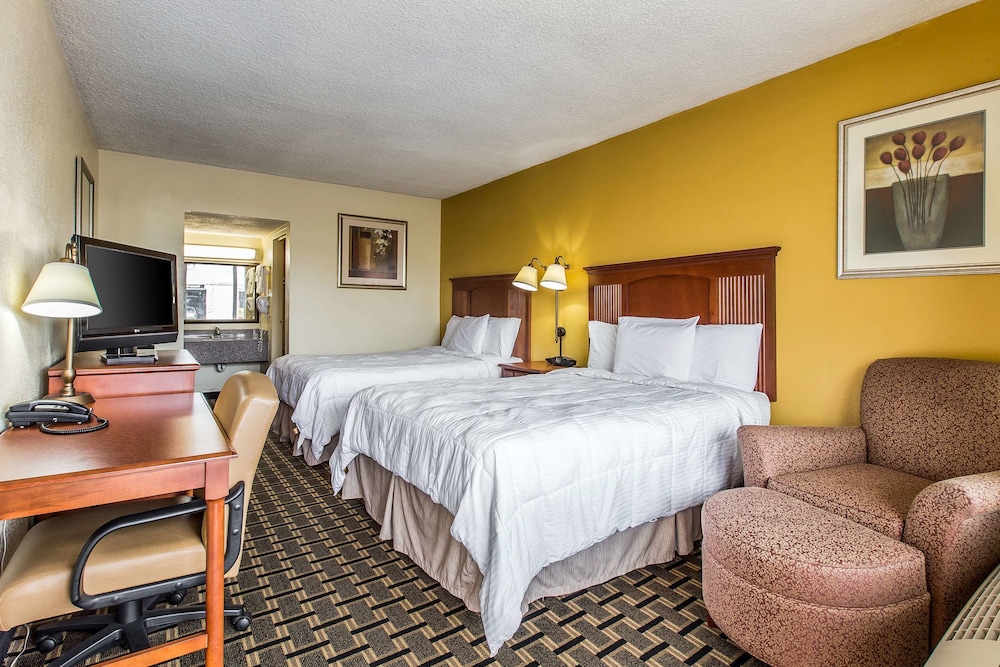 Standard Room, 2 Queen Beds - Photo 4