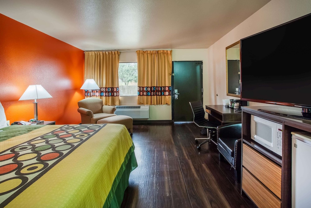 Superior Suite, 1 King Bed, Non Smoking photo 1