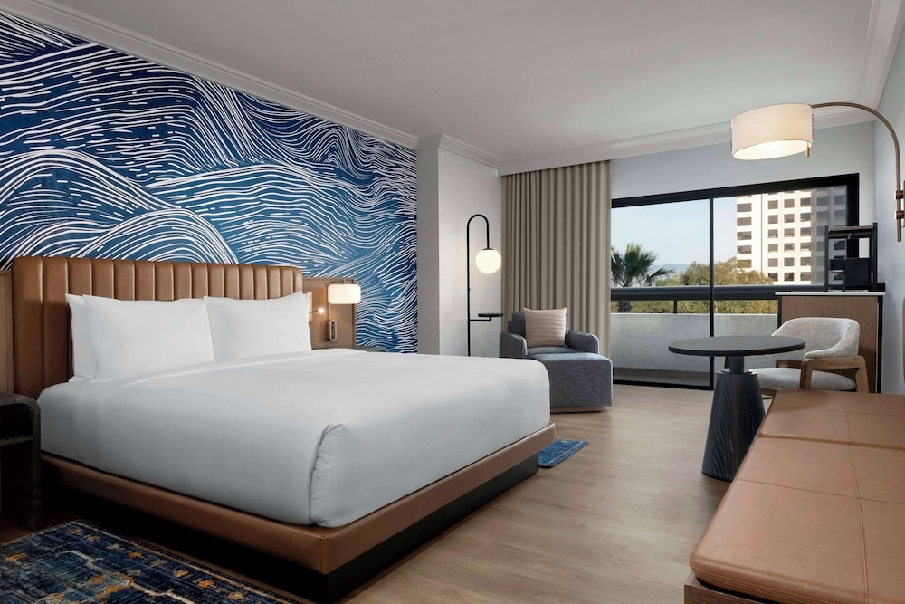 Room, 1 King Bed, Balcony (High Floor)
