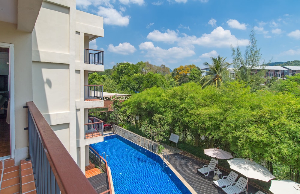 Deluxe Room, Pool View - Photo 7