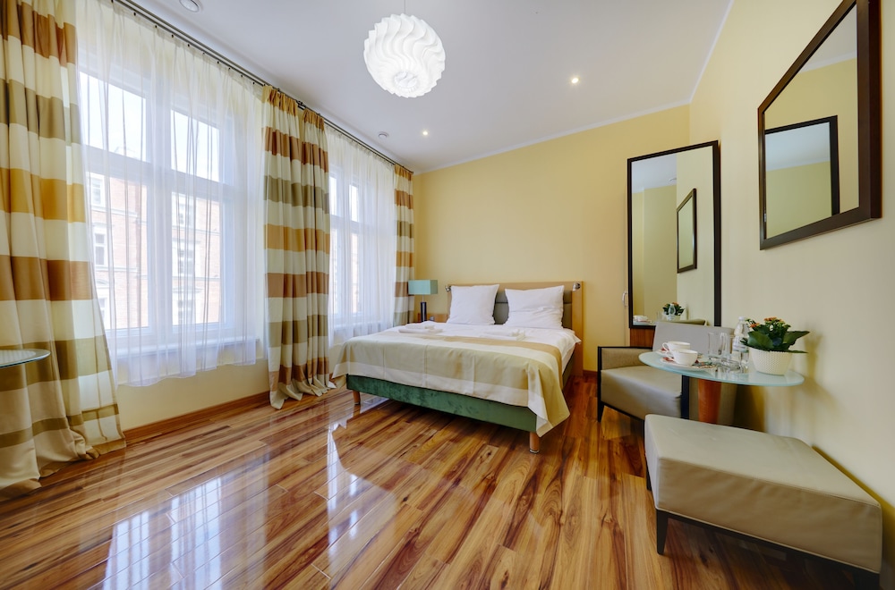 Deluxe Double Room, 1 King Bed, City View photo 3