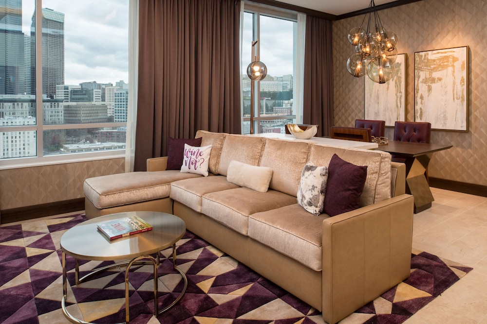 Penthouse, 1 King Bed (Cityscape) thumbnail 5