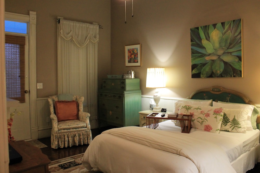 Suite, 1 Queen Bed, Accessible, Private Bathroom, Garden View, Downstairs (Garden Room) photo 2