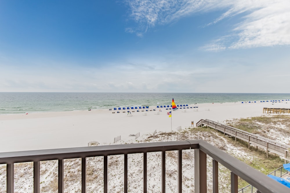 2 Queens direct beach view, Accessible Tub, Studio - Photo 11