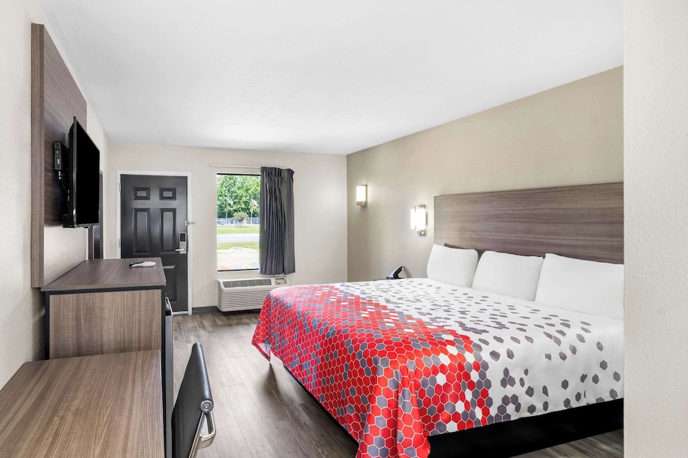 Standard Room, 1 King Bed, Non Smoking - Photo 3