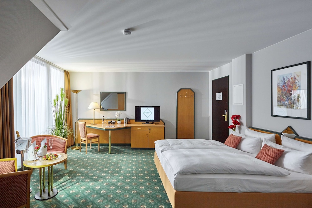 Comfort Room, 1 Queen Bed, Garden View (Business Room) photo 2