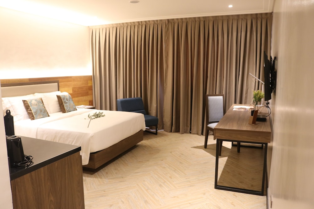 Deluxe Queen Room - Photo 3
