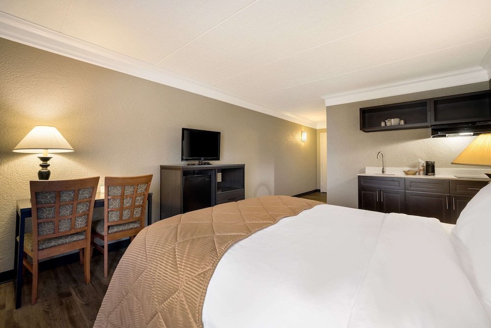 Standard Room, 1 Queen Bed, Non Smoking - Photo 5