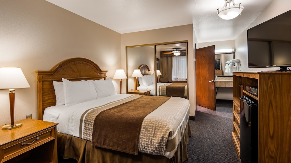 Standard Room, 1 Queen Bed, Non Smoking, Refrigerator & Microwave photo 3