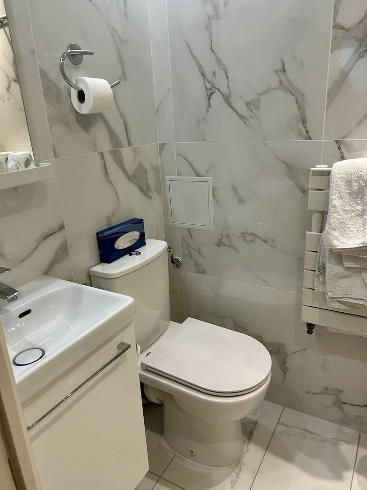 Classic Double Room thumbnail 5