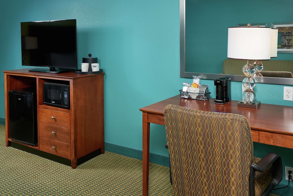 Room, 1 King Bed, Accessible, Non Smoking - Photo 2