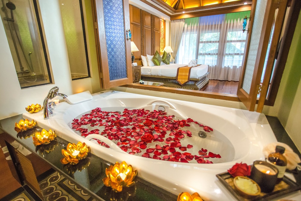 Luxury Room (King bed with Jacuzzi and Balcony) thumbnail 5