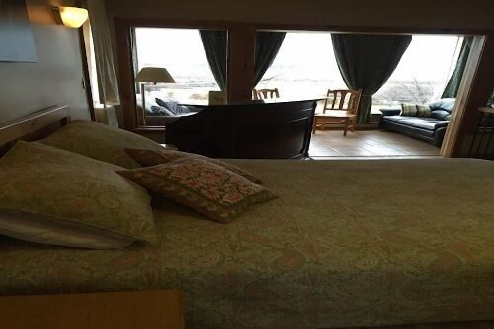 Suite, 1 Queen Bed, Kitchenette photo 1