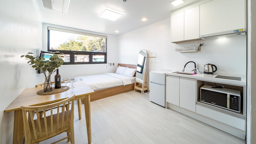 Basic Room, 1 Bedroom (302) - Photo 2