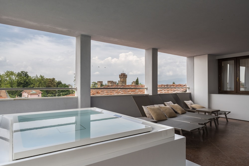 Executive Suite, 3 Bedrooms, Terrace, Lake View - Photo 1