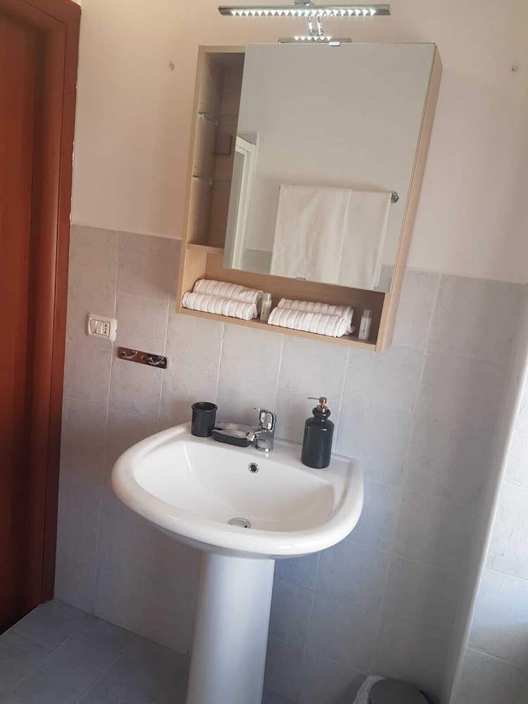 Comfort Triple Room, Balcony - Photo 4