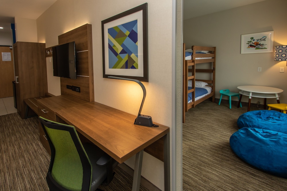 Suite, Multiple Beds - Photo 10