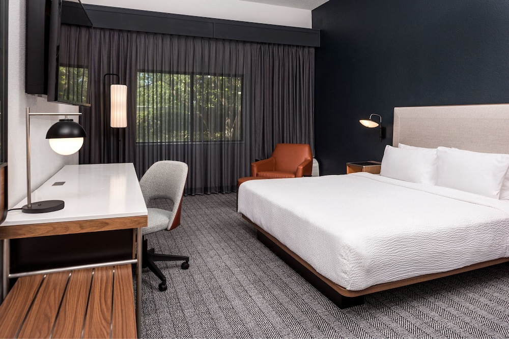 Room, 1 King Bed (Mobility/Hearing Accessible, Tub) - Photo 1