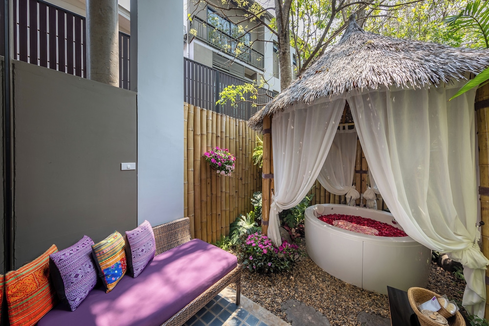 Deluxe Room with Jacuzzi photo 3