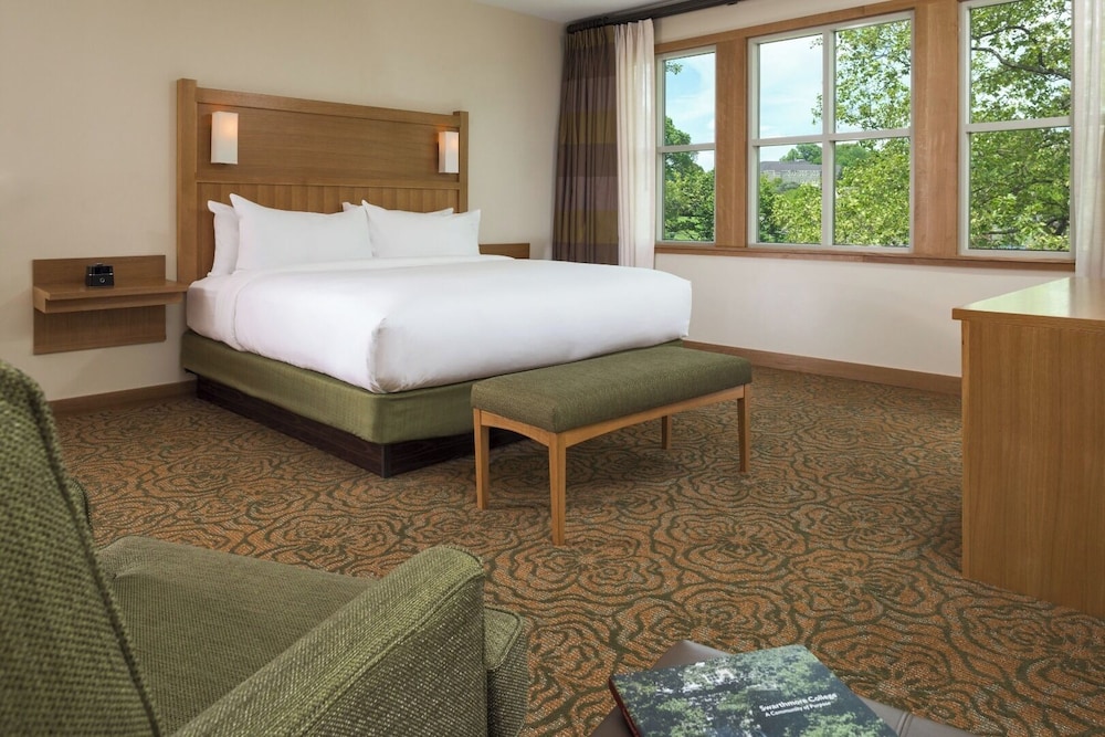 Standard Room, 1 King Bed, Accessible photo 3