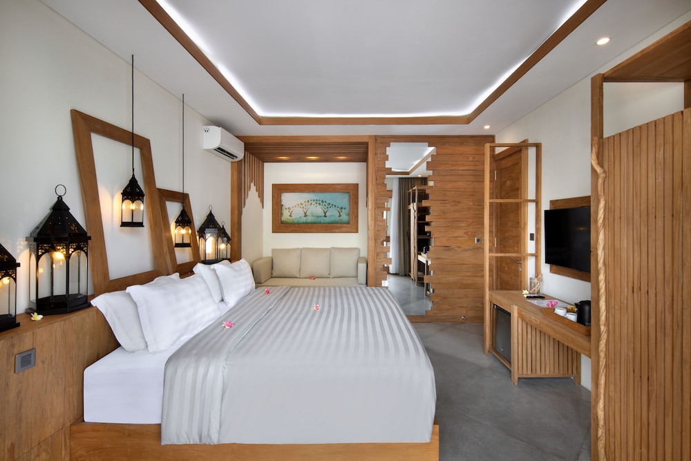 Superior Suite, 1 King Bed, Bathtub, Pool View photo 2