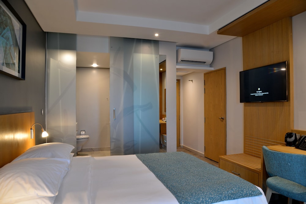 Double Room, Non Smoking - Photo 9