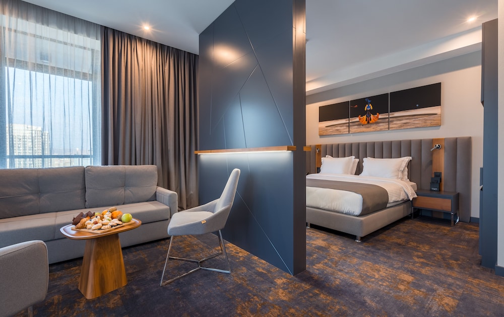 Suite, 1 Bedroom - Photo 1