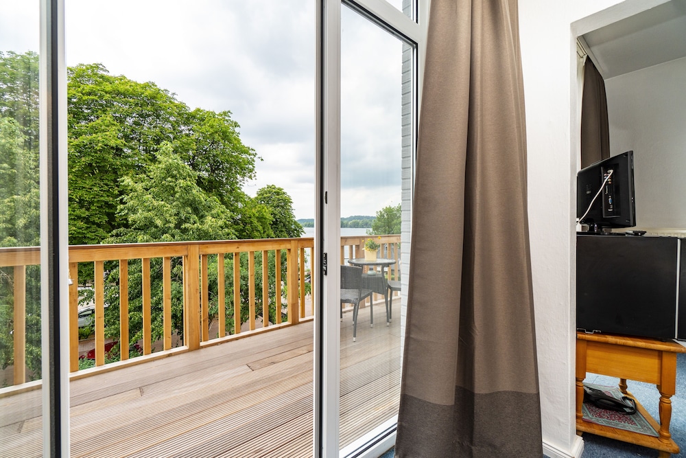 Standard Single Room, 1 Twin Bed, Balcony, Lake View photo 2