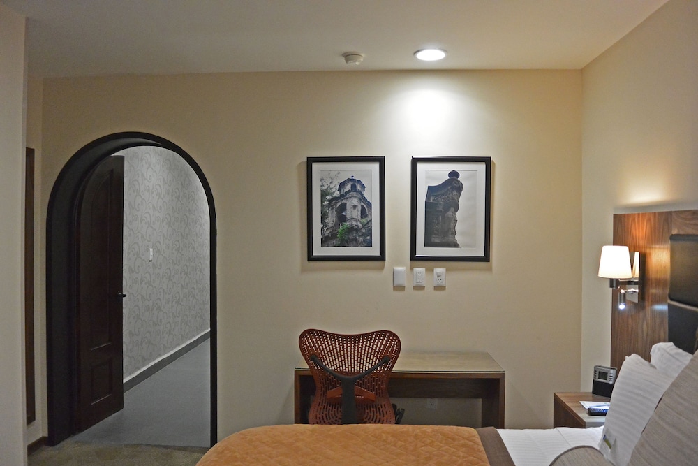 Suite, 1 Queen Bed photo 1