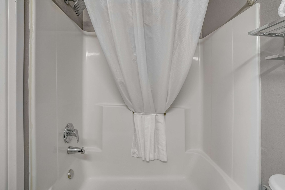 Standard Room, 1 Queen Bed, Non Smoking, Kitchenette - Photo 11