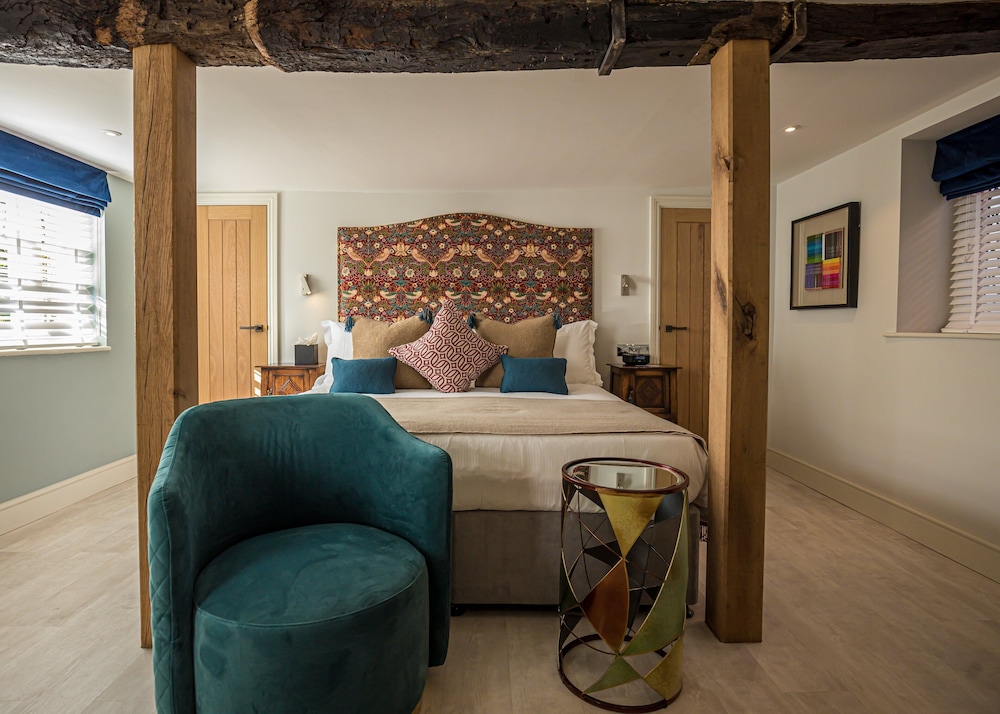 Luxury King Room - Photo 12