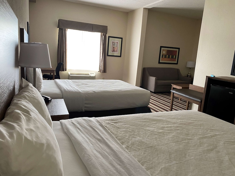 Suite, 2 Double Beds, Non Smoking, Refrigerator & Microwave (Oversized Room) photo 3