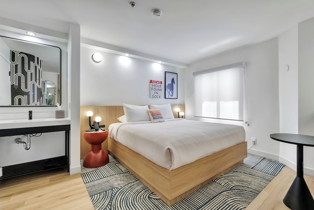 Standard Room, 1 King Bed - Photo 1