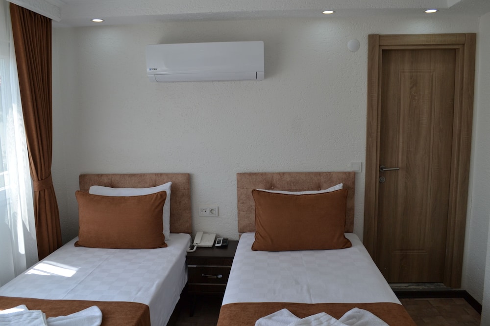 Standard Double or Twin Room, Lanai, Partial Sea View photo 3