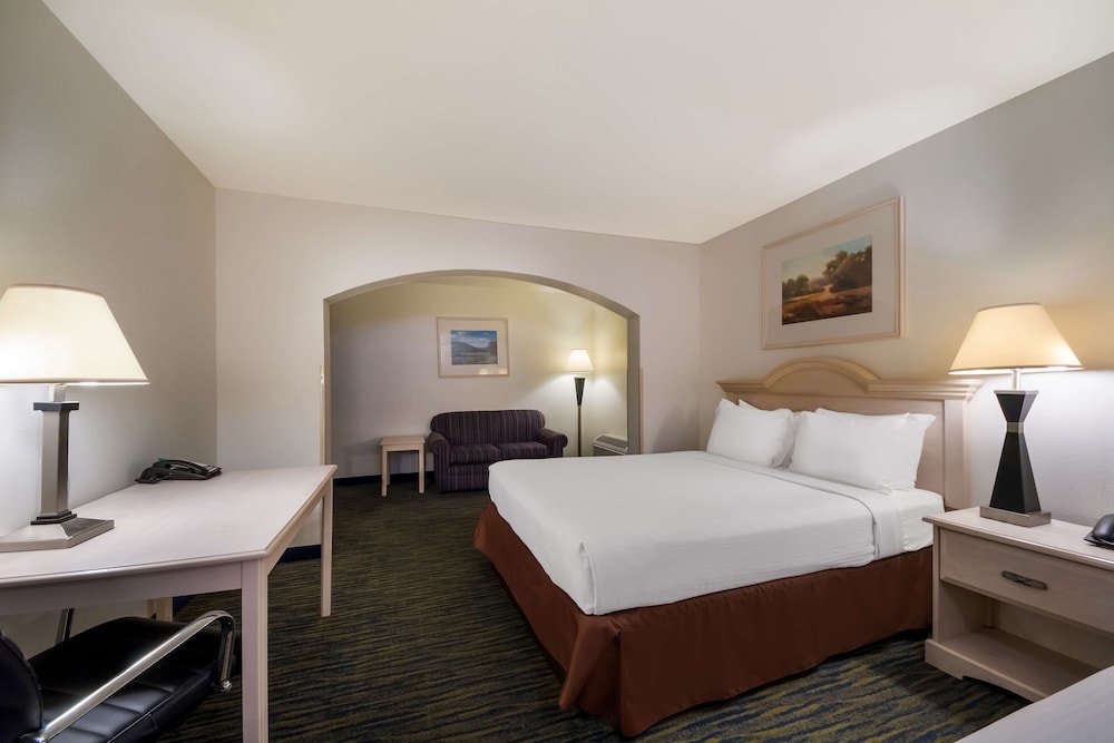 Standard Room, Multiple Beds, Non Smoking, Refrigerator & Microwave