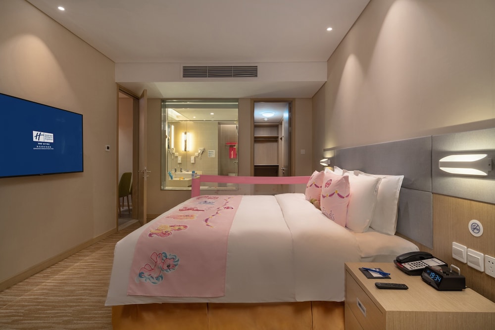 Suite, 2 Bedrooms - Photo 2