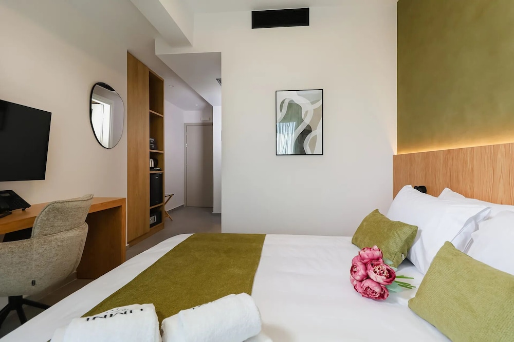 Standard Twin Room Balcony - Atrium View photo 1