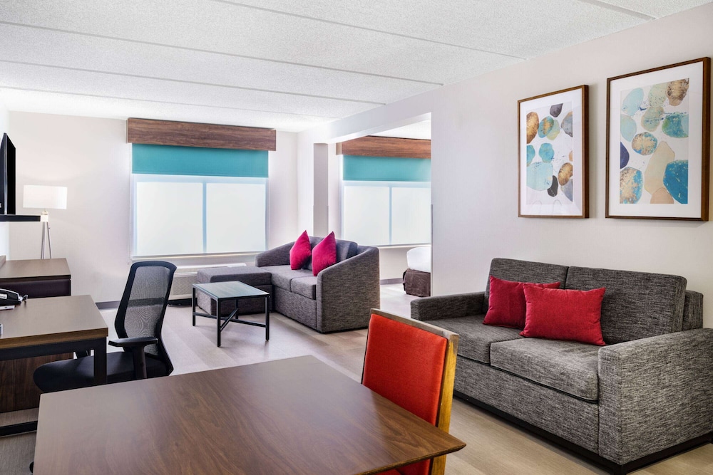 Suite, 1 King Bed - Photo 2