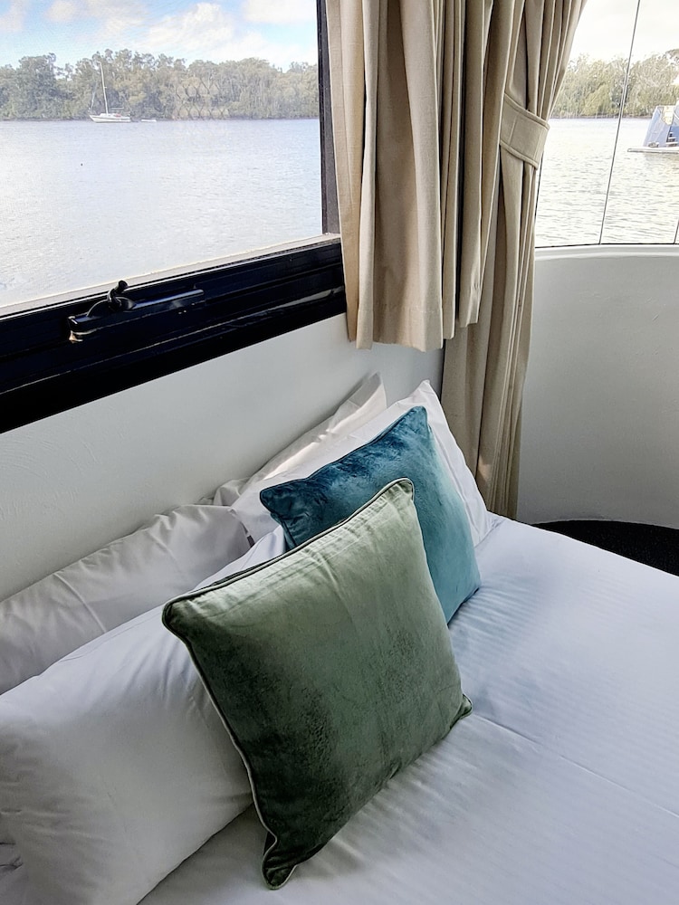 Luxury Houseboat, 4 Bedrooms (The Prestige) photo 3