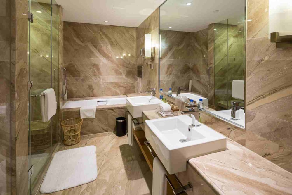 1 King Bed Standard Lounge Access