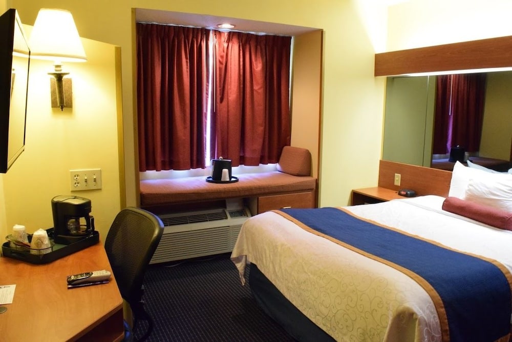 Basic Room, 1 Queen Bed photo 1