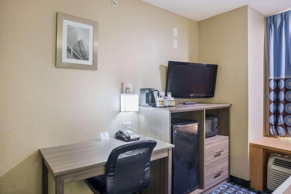 Room, 1 King Bed, Accessible - Photo 5