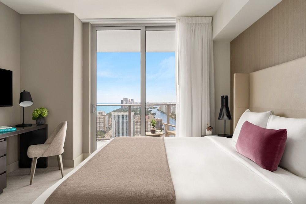 Suite, Multiple Beds, City View, Corner photo 1