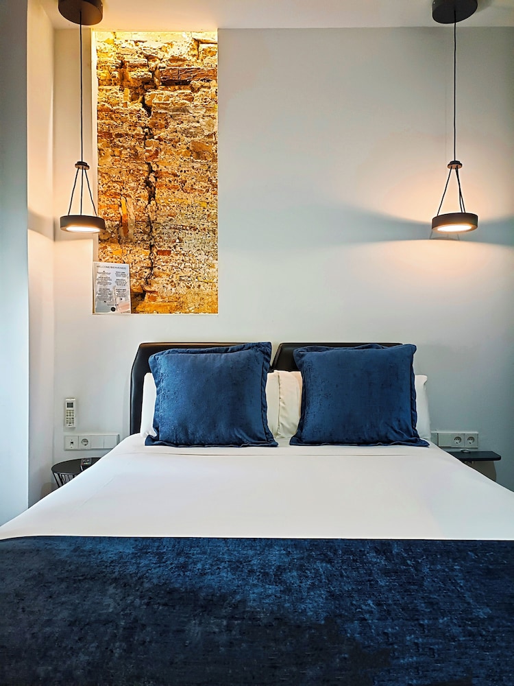 Basic Double Room (Interior)